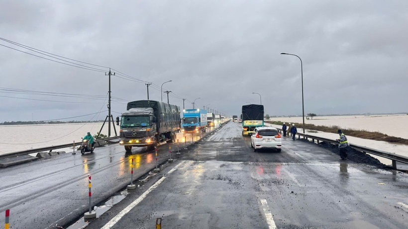 Lực lượng chức năng nỗ lực thông xe tại khu vực hố xói Km1339+300 Quốc lộ 1