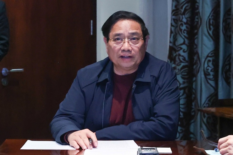 Thủ tướng Phạm Minh Chính chủ trì cuộc họp khẩn trực tuyến với các bộ, ngành, cơ quan, địa phương qua các điểm cầu trong nước về tình hình mưa lũ và tiếp tục ứng phó, khắc phục hậu quả thiên tai tại các tỉnh miền Trung (Ảnh: VGP).