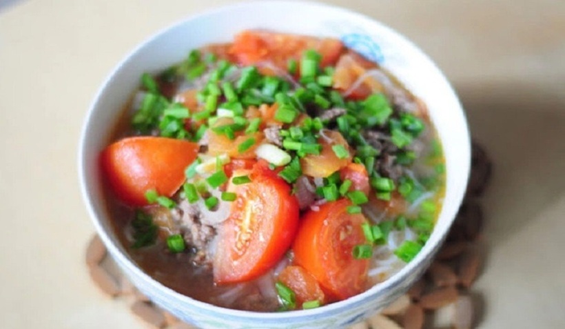 Trong văn hóa ẩm thực Việt Nam, hình ảnh những miếng cà chua đỏ mọng nổi bật trên bát bún riêu, canh cá hay sốt vang đã trở nên quá đỗi quen thuộc.