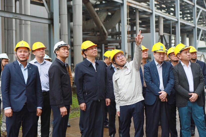 Chủ tịch HĐTV Petrovietnam Lê Mạnh Hùng (hàng đầu, thứ ba từ trái qua)&nbsp;kiểm tra công tác bảo dưỡng Nhà máy Ethanol Dung Quất