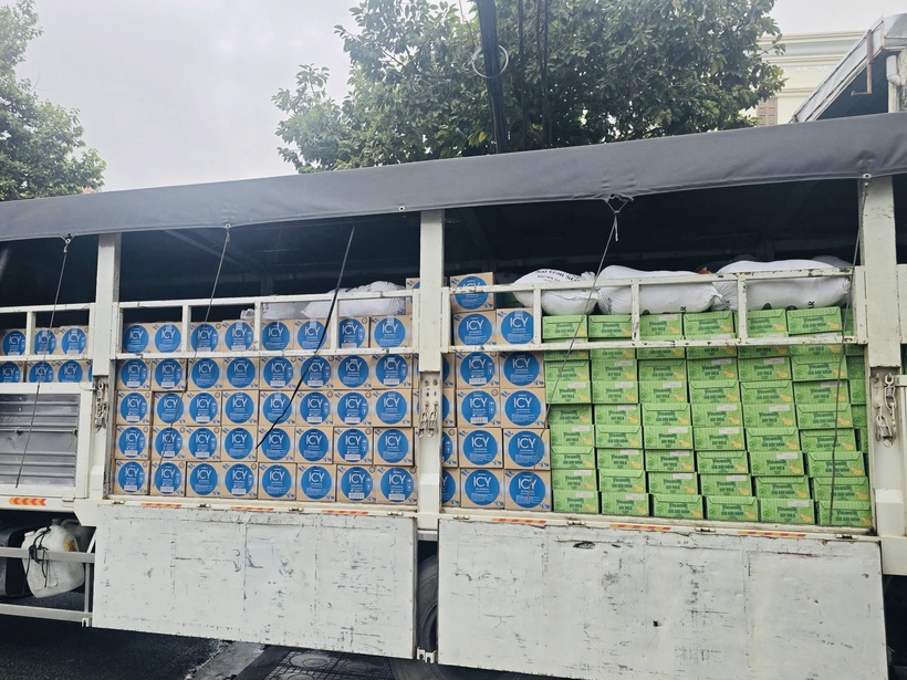 Hàng trăm nghìn sản phẩm dinh dưỡng bao gồm sữa và nước uống Vinamilk đã được chất đầy xe chuẩn bị đến với bà con vùng lũ - Ảnh: Vi Nam