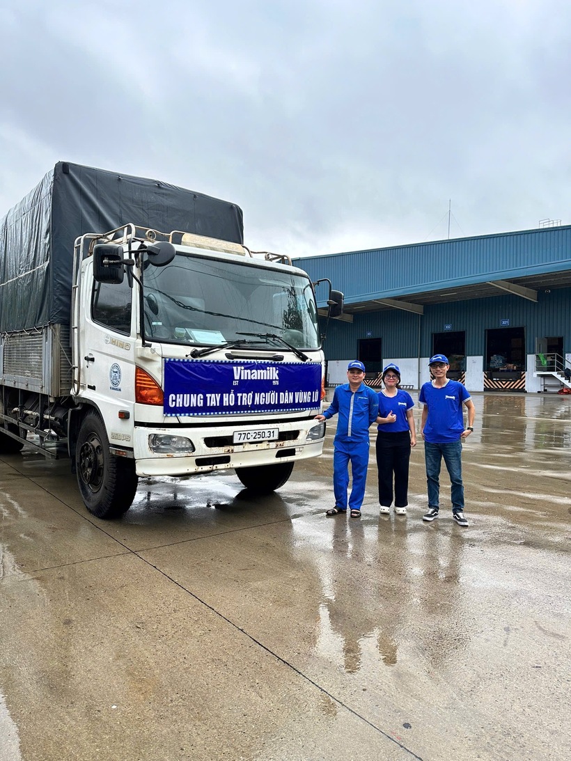 Những chuyến xe dinh dưỡng của Vinamilk sẵn sàng xuất phát xuyên đêm đến với bà con vùng lũ - Ảnh: Vi Nam