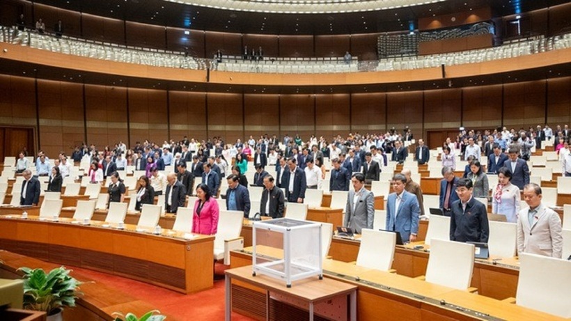 Quốc hội tưởng niệm các nạn nhân bị thiệt mạng do thiên tai, bão lũ gây ra (Ảnh: Phạm Thắng).