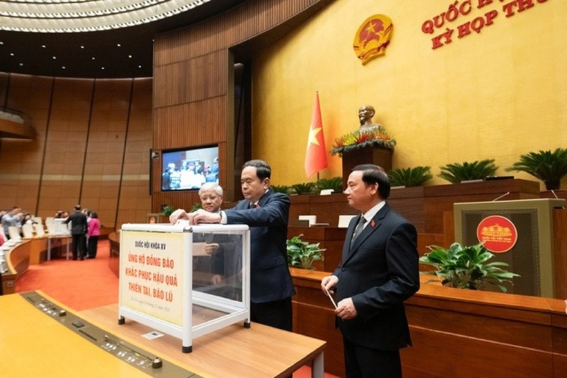 Chủ tịch Quốc hội và các Phó Chủ tịch Quốc hội quyên góp ủng hộ (Ảnh: Media Quốc hội).