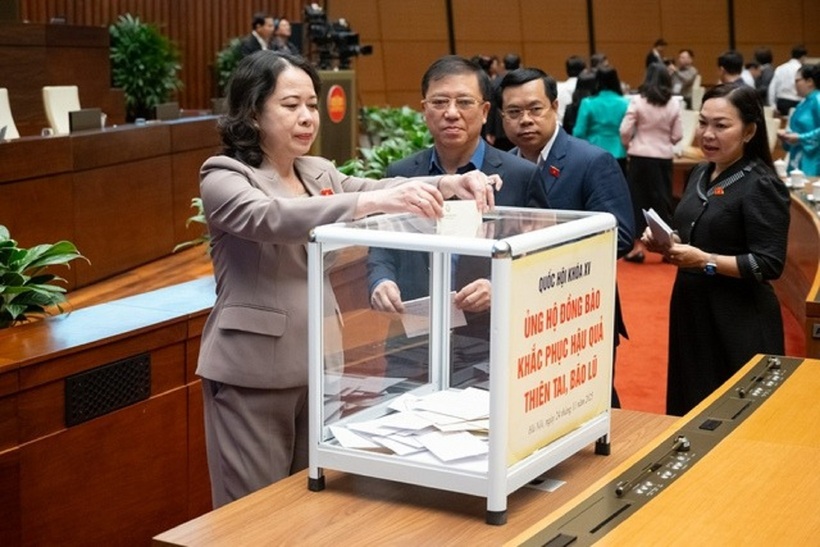 Các đại biểu ủng hộ đồng bào bị thiên tai, bão lũ (Ảnh: Phạm Thắng).