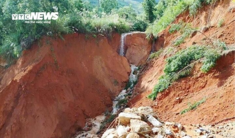 Cũng theo ông Tuấn, tuyến đường vào thôn Tang rộng 7m hiện còn 3km là đường đất, mưa lớn làm mặt đường bị xói lở, biến dạng, nhiều vị trí tạo thành các rãnh, vực sâu, nước mưa vẫn chảy mạnh trên mặt đường gây khó khăn cho việc đi lại của người dân.