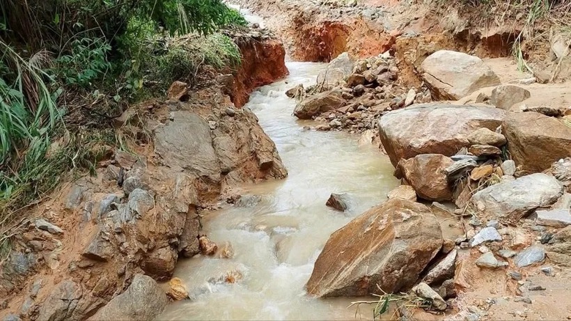 Chia sẻ trên PLO, ông Lê Văn Tuấn, Bí thư Đảng ủy xã Cà Đam (tỉnh Quảng Ngãi), cho biết do ảnh hưởng từ cơn bão số 13, cùng mưa lớn kéo dài những ngày qua đã khiến nhiều tuyến đường giao thông trên địa bàn xã bị sạt lở, đứt gãy, gây ách tắc giao thông. Theo ông Tuấn, nghiêm trọng nhất là tuyến đường từ trung tâm UBND xã Cà Đam đi thôn Tang (thôn đặc biệt khó khăn). Tuyến đường này chỉ 12 km nhưng đã xuất hiện 26 điểm sạt lở mái ta-luy âm và mái ta-luy dương.