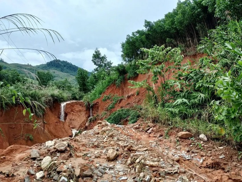 Mưa lớn&nbsp;kéo dài những ngày qua và ảnh hưởng từ bão số 13 đã khiến nhiều tuyến đường tại xã Cà Đam,&nbsp;Quảng Ngãi, sạt lở và đứt gãy, gây ách tắc giao thông. Nghiêm trọng nhất là tuyến đường từ thôn Niên đến thôn Tang dài 50 m bị sập nền, tạo vực sâu 35 m, khiến 72 hộ với 314 nhân khẩu bị cô lập.