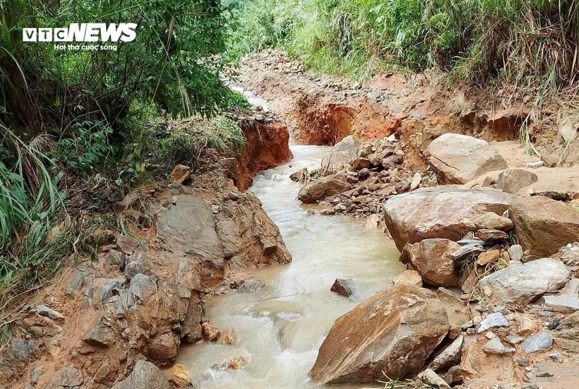 Theo VTC News, người dân muốn đến trung tâm xã phải đi bộ qua con đường mòn dài 1km do chính quyền địa phương và người dân mới phát dọn dọc sườn núi qua các điểm sạt lở, chia cắt. Đi bộ vượt đồi, núi đến trung tâm xã gùi được một bao gạo về nhà cũng mất gần 4 tiếng đồng hồ.