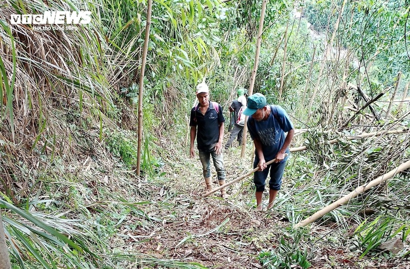 “Việc tiếp cận y tế của người dân gặp rất nhiều khó khăn, nhất là người già ốm nặng cần đi viện, chúng tôi cũng không biết phải làm sao”, ông Tuấn nói và chia sẻ thêm trên địa bàn xã hiện đang có mưa, việc người dân đi bộ trên tuyến đường tạm dọc các sườn núi gần điểm đứt gãy tiềm ẩn rất nhiều nguy hiểm.