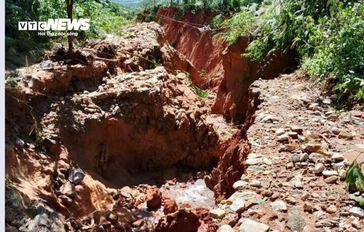 Chính quyền xã Cà Đam khuyến cáo người dân chỉ nên đi qua tuyến đường tạm khi thực sự cần thiết. UBND xã đã kiến nghị Sở NN&MT và UBND tỉnh hỗ trợ kinh phí khắc phục khẩn cấp, gồm đào vận chuyển 40.000 m³ đất sạt lở, kè rọ đá mái ta-luy âm và đổ bê tông làm cầu dài 35 m. Ngoài ra, các tuyến đường từ thôn Tang đi thôn Quế, từ Nước Nia lên thôn Quế, đường Trà Tân – Cây Chò – Trà Nham cũng đang bị sạt lở nghiêm trọng.