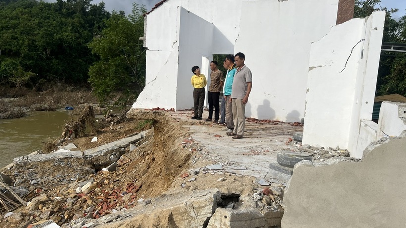 Đại diện Quỹ Thiện Tâm khảo sát hỗ trợ người dân sập nhà tại Nghệ An sau bão số 11.