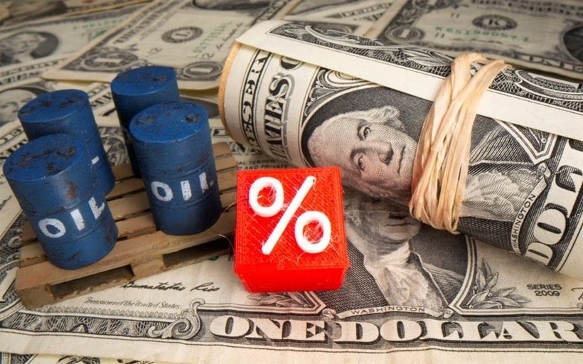 Lo ngại dư cung cùng với tác động từ việc đồng USD mạnh lên khiến giá xăng dầu trượt dốc. (Ảnh minh họa)