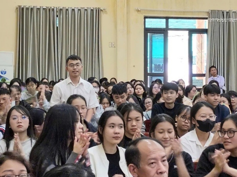 Các bạn sinh viên hăng hái đặt câu hỏi.