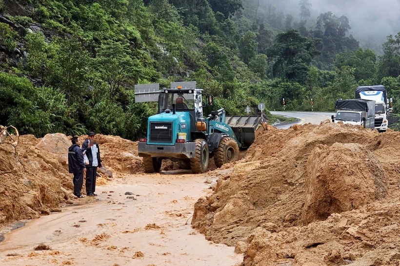 Mưa lớn gây sạt lở nhiều nơi ở Khánh Hòa. (Ảnh: Dân trí)
