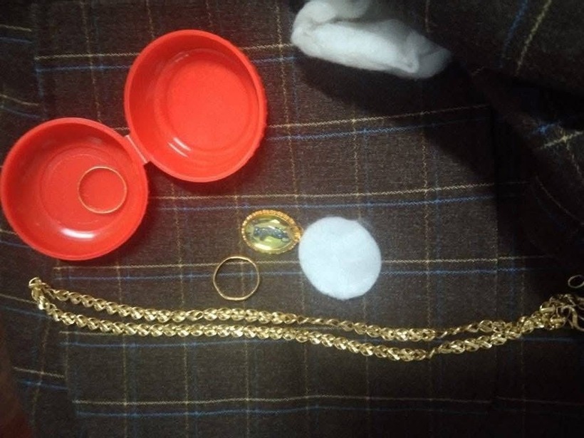 Số vàng bị bỏ quên trong túi áo khoác. (Ảnh: VietnamNet)