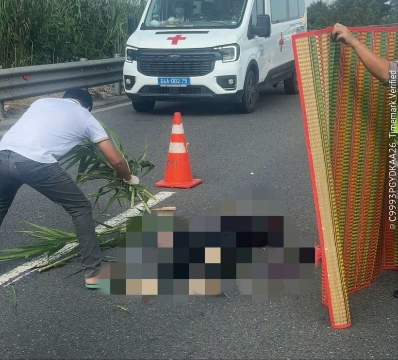 Thi thể người đàn ông nghi người nước ngoài được phát hiện trên cao tốc. Ảnh: PLO.