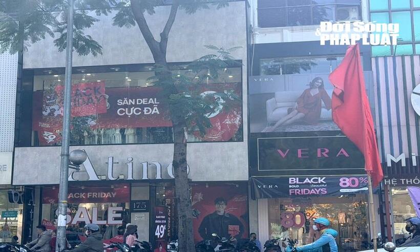 Việc giảm giá mạnh từ đầu tuần thu hút đông đảo người tiêu dùng ghé xem, thử đồ và mua sắm.