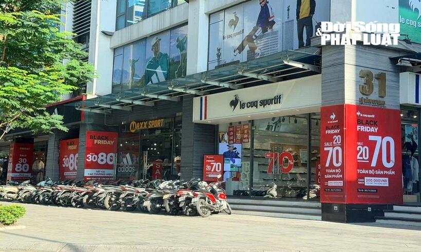 Nhiều cửa hàng đồng loạt treo biển giảm giá hấp dẫn từ 20% – 80%.