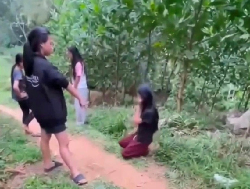 Nhóm nữ sinh này đã có hành động đánh, tát nhiều cái vào mặt và bắt 2 nữ sinh phải quỳ gối xin lỗi. Ảnh: Báo Công lý.