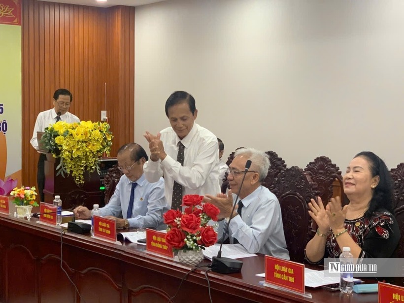 Một số lãnh đạo Hội Luật gia đại diện các tỉnh, thành phố khu vực Nam Bộ tham dự và trao đổi tại hội nghị.