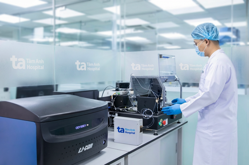 Kỹ thuật viên Trung tâm Xét nghiệm, Bệnh viện Đa khoa Tâm Anh vận hành hệ thống BioDot (Mỹ) thực hiện kỹ thuật Q-MAC giúp tìm kháng thể virus viêm gan D, tác nhân có thể gây ung thư gan. Ảnh: BVĐK Tâm Anh