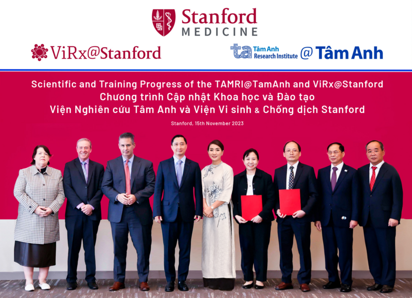 Kỹ thuật viên Trung tâm Xét nghiệm, Bệnh viện Đa khoa Tâm Anh vận hành hệ thống BioDot (Mỹ) thực hiện kỹ thuật Q-MAC giúp tìm kháng thể virus viêm gan D, tác nhân có thể gây ung thư gan. Ảnh: BVĐK Tâm Anh