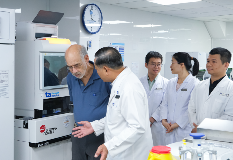 Giáo sư Harry B. Greenberg, “cha đẻ” của vắc xin Rota thế hệ đầu tiên, Cố vấn Viện Nghiên cứu Vi sinh và Chống dịch Stanford (áo xanh) trực tiếp thăm và làm việc tại Trung tâm Xét nghiệm đạt chuẩn ISO 15189:2012 tại BVĐK Tâm Anh TP.HCM từ tháng 12/2023. Ảnh: BVĐK Tâm Anh