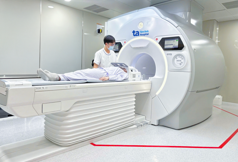 “Siêu máy” chụp MRI 3 Tesla SIGNA™ Hero tích hợp phần mềm chính hãng chuẩn quốc tế với công nghệ AI mới nhất, tốc độ chụp nhanh hơn 3-4 lần, cung cấp hình ảnh chi tiết “siêu rõ nét” về mô gan, đánh giá nhanh chóng và chính xác mức độ viêm gan, gan nhiễm mỡ và xơ gan, u gan hoặc áp xe gan. Ảnh: BVĐK Tâm Anh