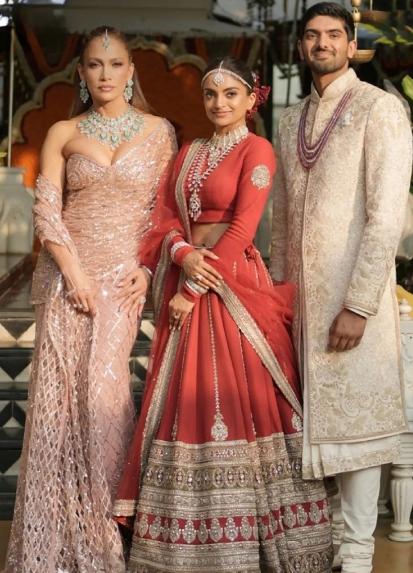 Jennifer Lopez (ngoài cùng bên trái) chụp hình cùng cô dâu Netra Mantena, chú rể Vamsi Gadiraju. (Ảnh: Instagram)