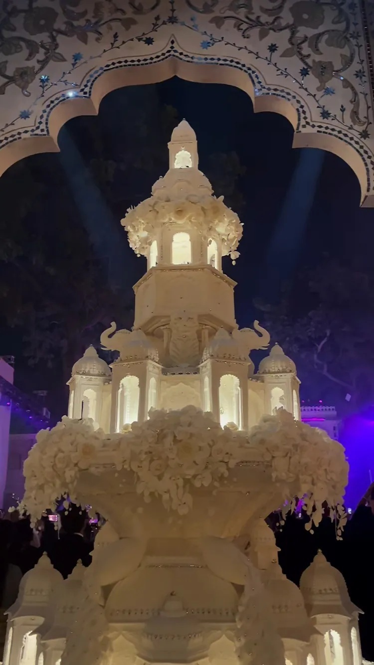 Chiếc bánh cưới được tạo hình như một cung điện thu nhỏ, thu hút nhiều sự chú ý. (Nguồn: @bastien_blanc_tailleur/Instagram)