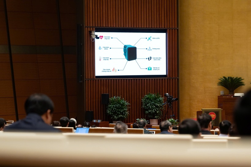 ĐBQH xem video hình ảnh giới thiệu về thiết bị điện tử giám sát người cai nghiện do Bộ Công an thực hiện (Ảnh: Media Quốc hội).