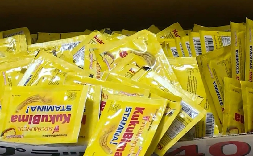 Ma túy được ngụy trang trong các gói nước có màu sắc bắt mắt. (Ảnh: VTV)