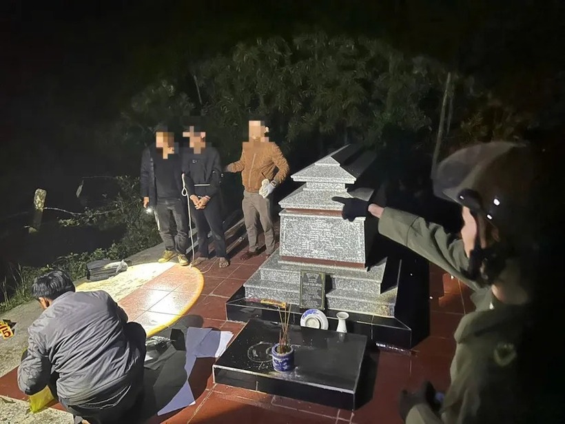 Công an bắt quả tang khi T cất giấu ma tuý. (Ảnh: Công an xã Cồn Tiên)