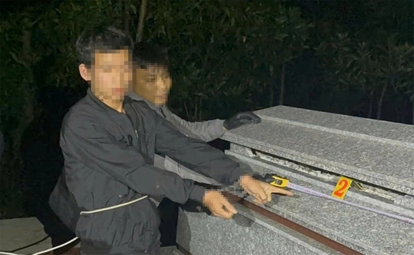 Số ma túy được cất giấu trong ngôi mộ ở nghĩa địa. (Ảnh: Công an xã Cồn Tiên)