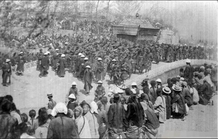 Những bức ảnh do nhà báo người Hà Lan Henri Borel chụp tại Bắc Kinh đầu thế kỷ XX đã hé lộ khung cảnh hiếm có trong tang lễ của Từ Hi Thái hậu. (Ảnh: Sohu)