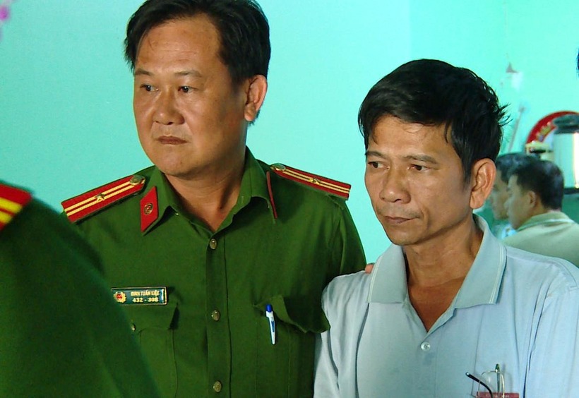 Lực lượng Công an khám xét tại nhà đối tượng Đổ Văn Trên. (Ảnh: Công an tỉnh Đồng Tháp)