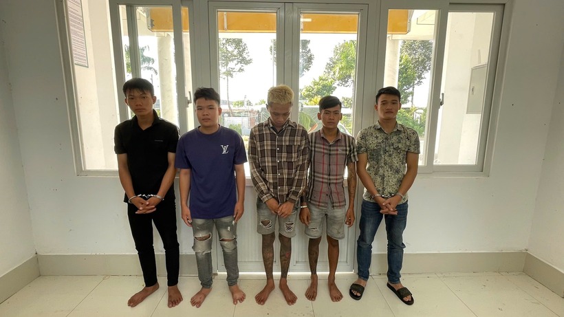 05 đối tượng Tuấn, Thiện, Tiền, Thịnh, Lộc tại cơ quan công an. (Ảnh: Công an tỉnh Đồng Tháp)