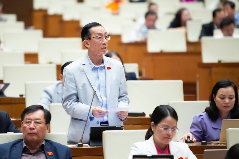 Đại biểu Trần Hoàng Ngân góp ý dự thảo luật (Ảnh: Media Quốc hội).