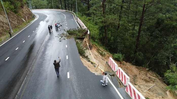Vị trí sạt lở trên đèo Prenn ngày 17/11. Ảnh: Người lao động