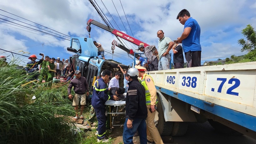 Các lực lượng chức năng giải cứu 2 người. (Ảnh: Tiền phong)
