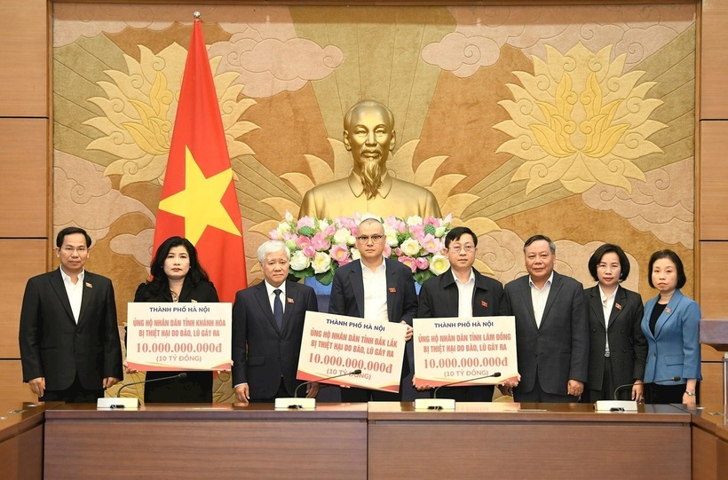 Chiều 24/11, Phó Bí thư Thường trực Thành ủy Hà Nội Nguyễn Văn Phong trao kinh phí hỗ trợ cho các tỉnh: Đắk Lắk, Lâm Đồng, Khánh Hòa. (Ảnh: Dân trí)