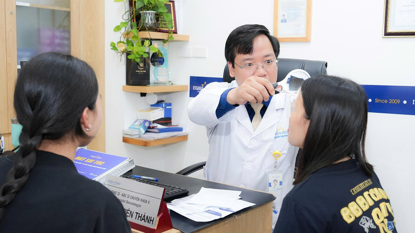 Chuyên gia cảnh báo, không ít sản phẩm giả hoặc sản phẩm trôi nổi trên thị trường hiện nay bị trộn thêm corticoid hoặc các chất tẩy trắng mạnh