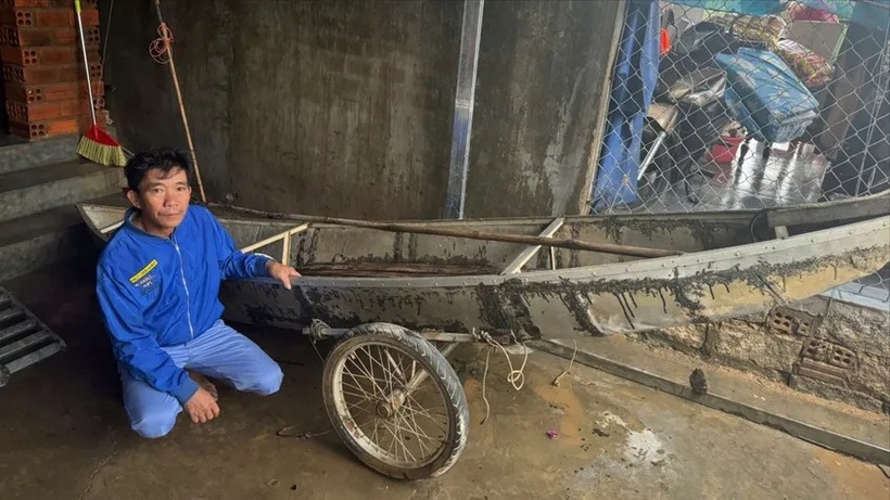 Chiếc ghe cắt cỏ cùng ông Thành đã vượt lũ, cứu hơn 40 người. (Ảnh: Pháp luật TP.HCM)