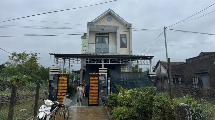 Căn nhà cao tầng trở thành nơi tránh trú của hơn 40 người trong cơn lũ. (Ảnh: Pháp luật TP.HCM)