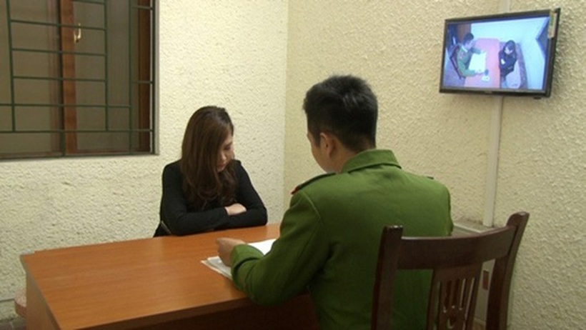 Trịnh Thị Hoàng Dung tại cơ quan công an. Ảnh: Người lao động