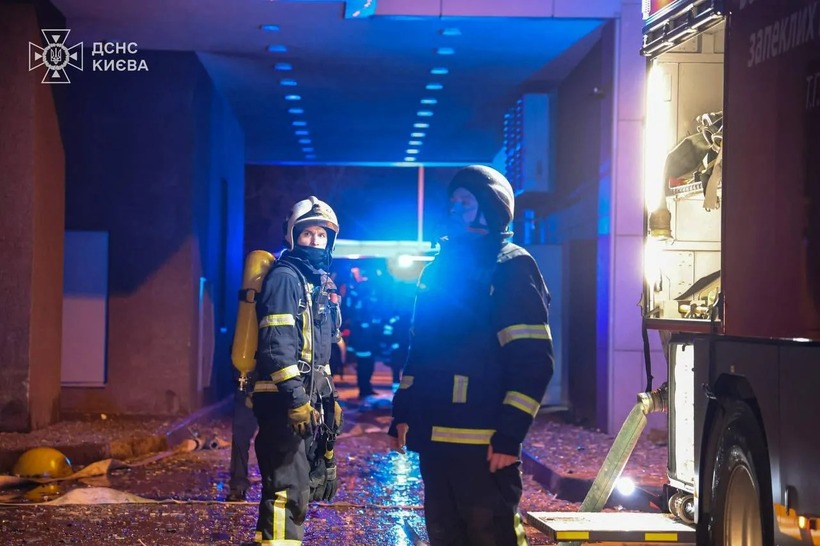 Lính cứu hỏa đang làm việc tại hiện trường sau vụ tấn công của Nga tại Kiev vào ngày 25/11. Ảnh: Kyiv Independent