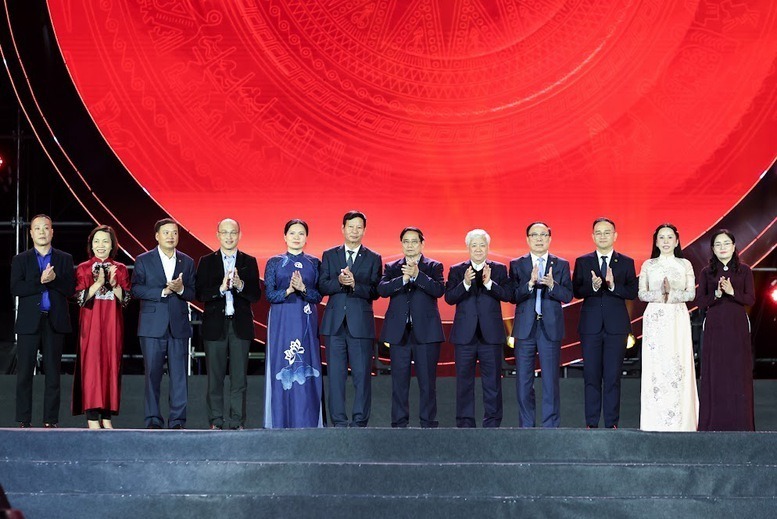 Thủ tướng Phạm Minh Chính và các đại biểu - Ảnh: VGP/Nhật Bắc