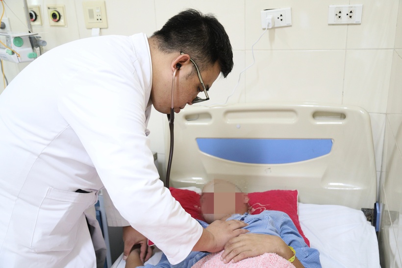 Sau gần 20 ngày hôn mê, nam bệnh nhân đã tỉnh lại, có thể nói chuyện, đi lại chủ động. Ảnh: Dân Trí.