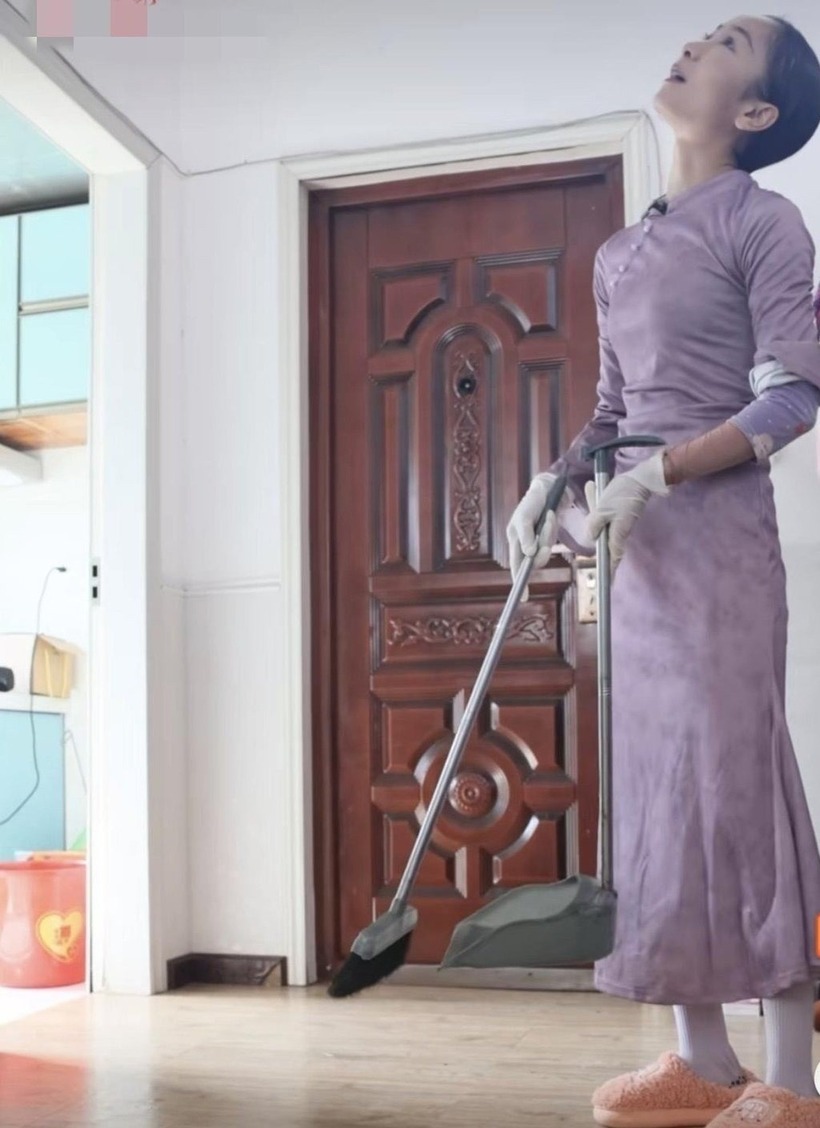 Rời xa cuộc sống phồng hoa, Hồ Cầm bắt đầu quen dần với những công việc nặng nhọc bên ao sen hay dọn dẹp nhà cửa. Ảnh: Baidu